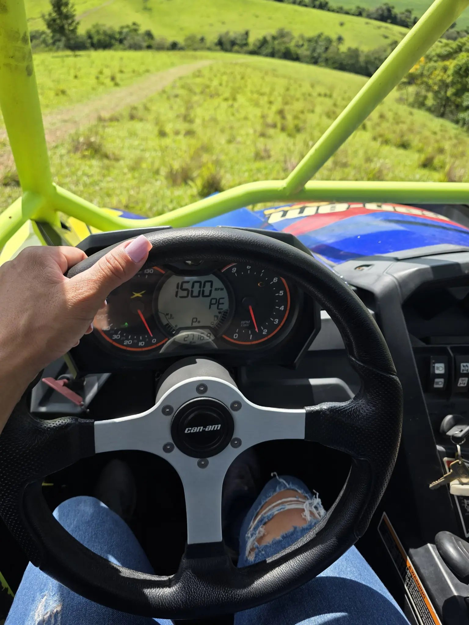 Cockpit de UTV durante o passeio